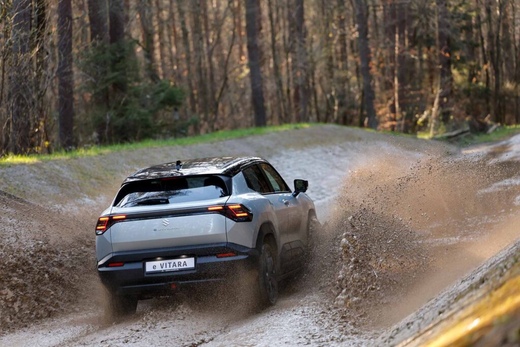 new suzuki e vitara 4x4 aigle suisse dans la boue, résistant acheter une voiture électrique