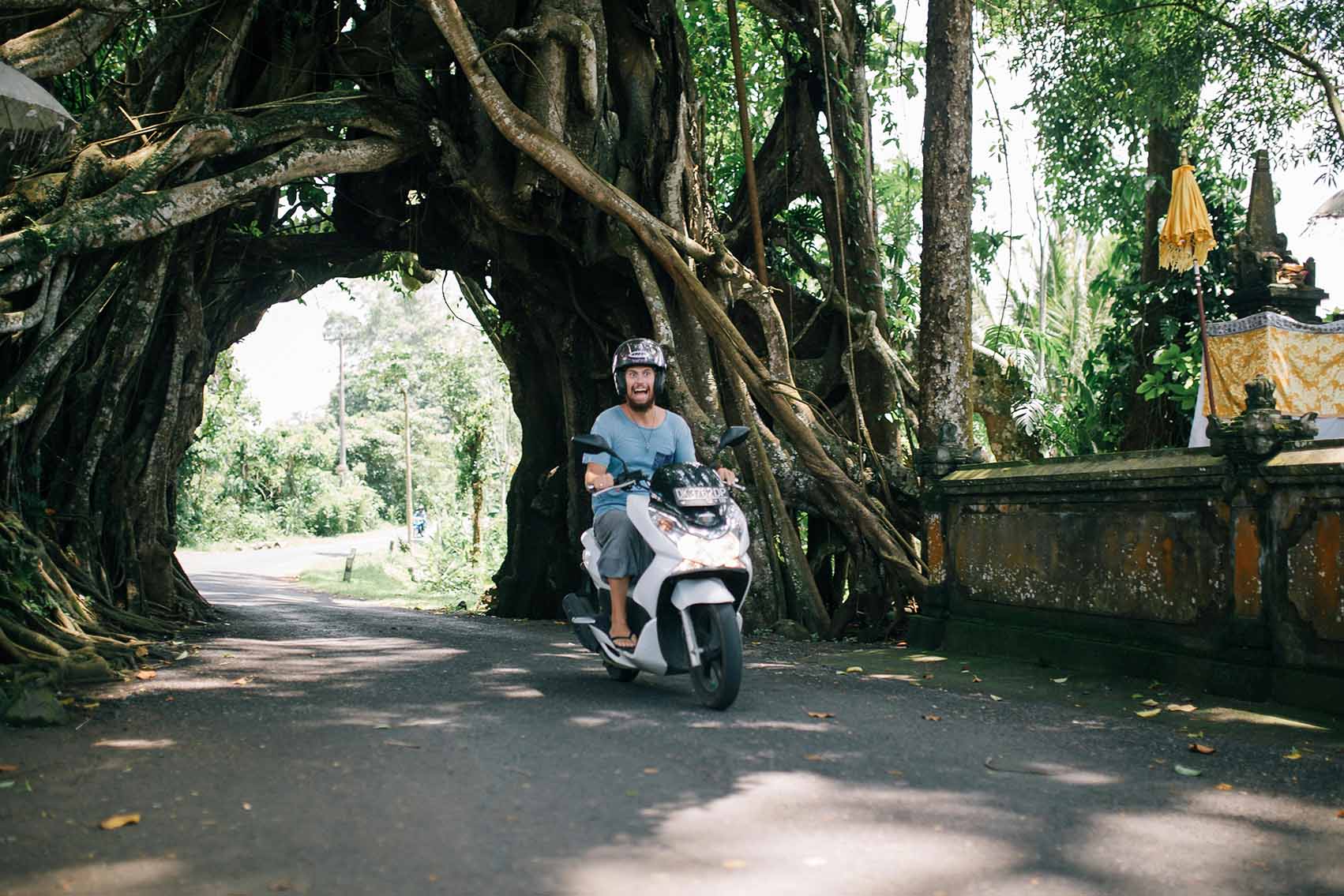 homme sur scooter suzuki en indonésie permis de conduire international