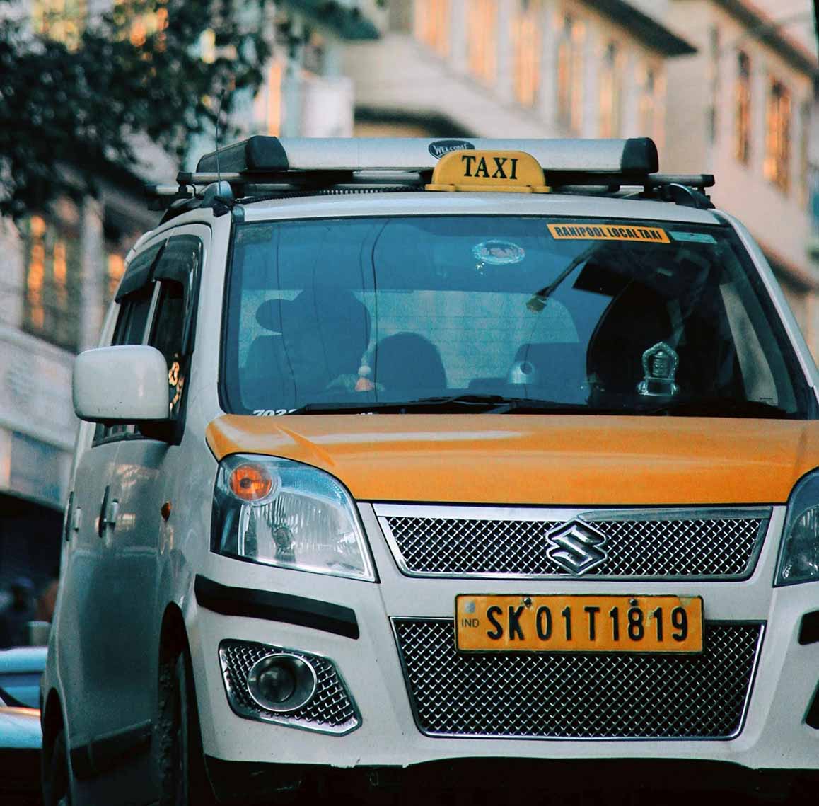 mythe automobile taxi suzuki jaune garage suzuki aigle