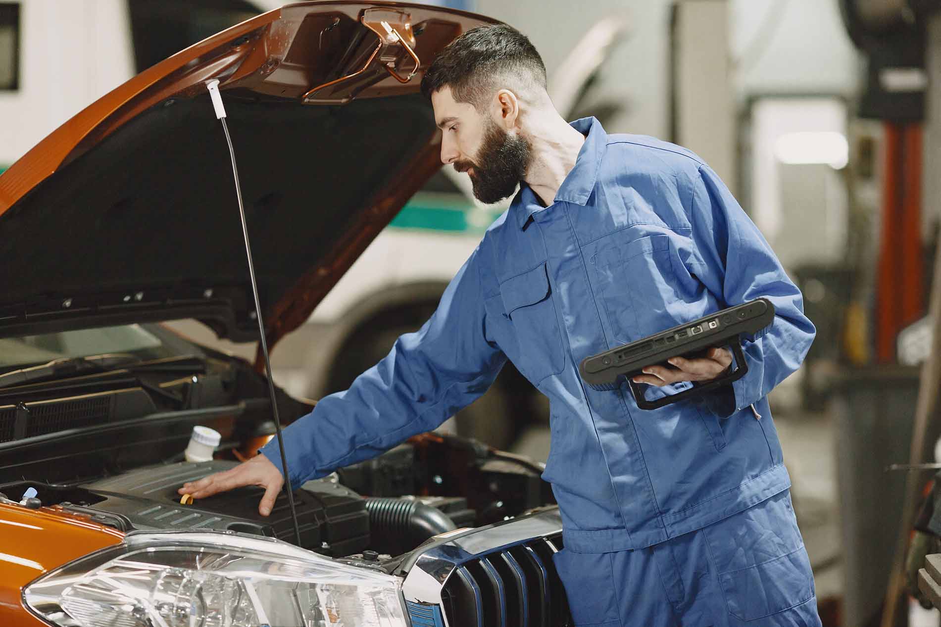 mécanicien faisant expertise voiture en suisse chez Suzuki aigle