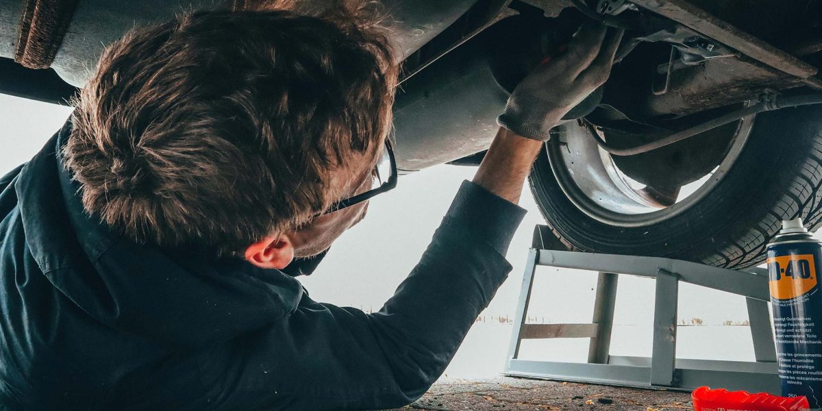 chezsoimecano entretien voiture printemps homme répare sa suzuki swift sous la voiture garage aigle suzuki