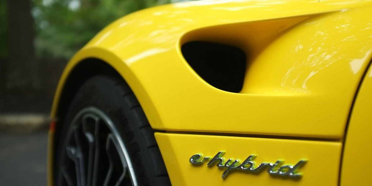 meilleure voiture hybride en Suisse, voiture jaune, gros plan sur avant de la voiture
