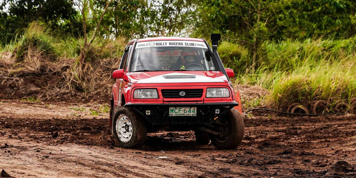 voiture suzuki 4x4 course automobile dans la boue racing
